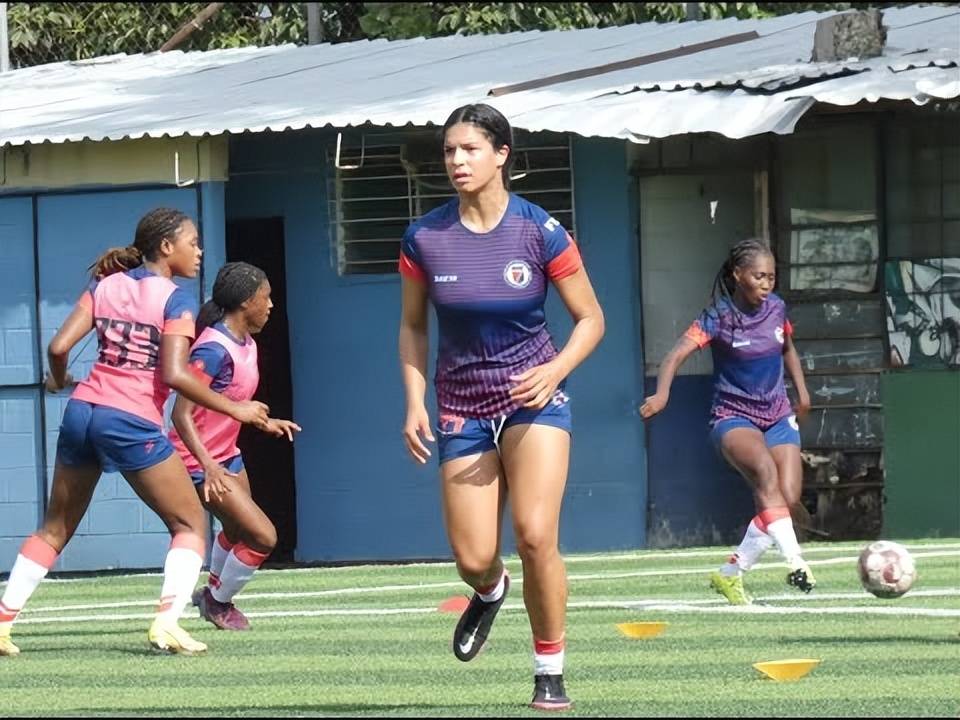 加拿大女子足球国家队准备迎接新挑战 加拿大女子足球国家队准备迎接新挑战