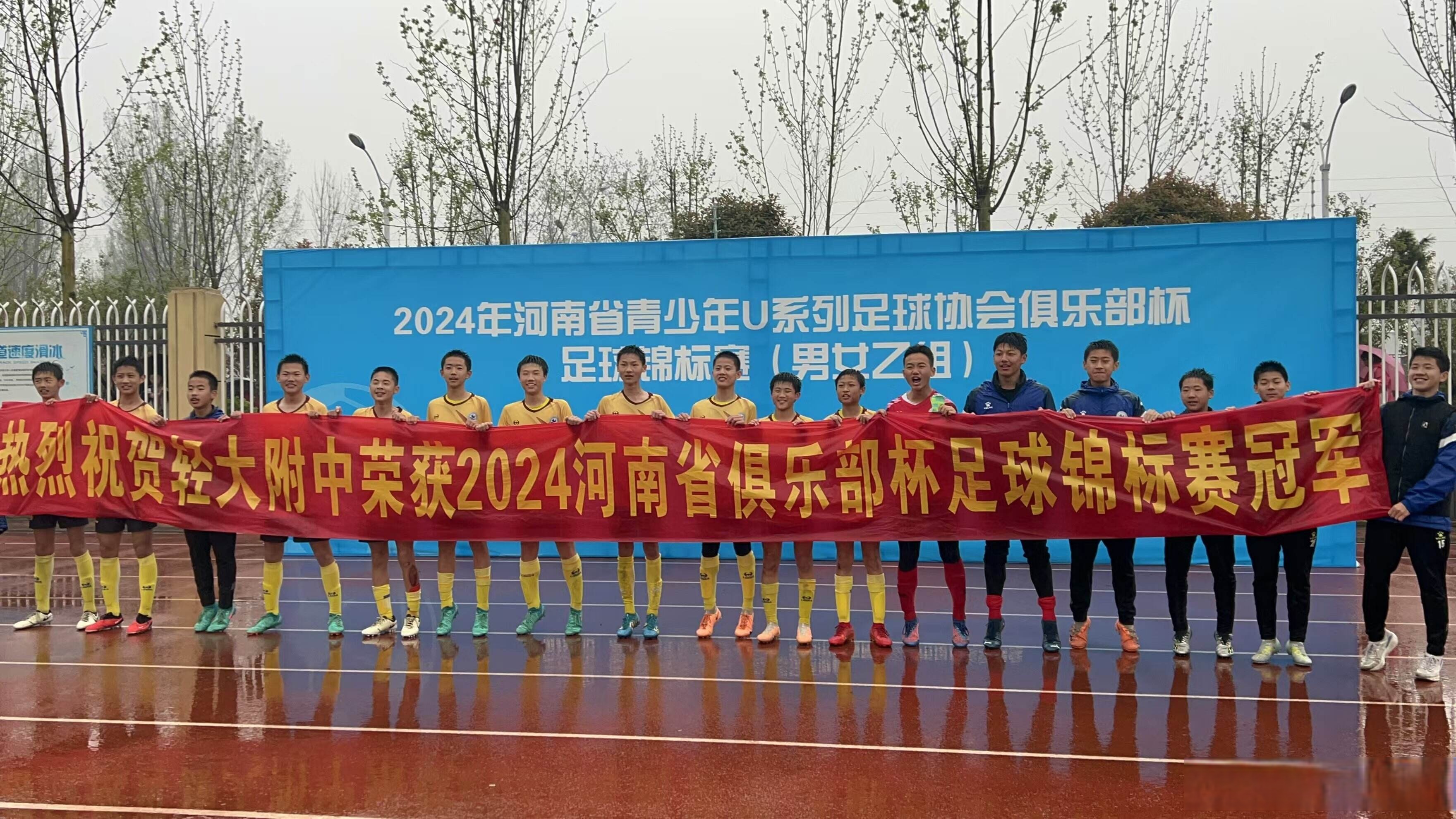 足球比赛现场观众掌声不断，气氛热烈