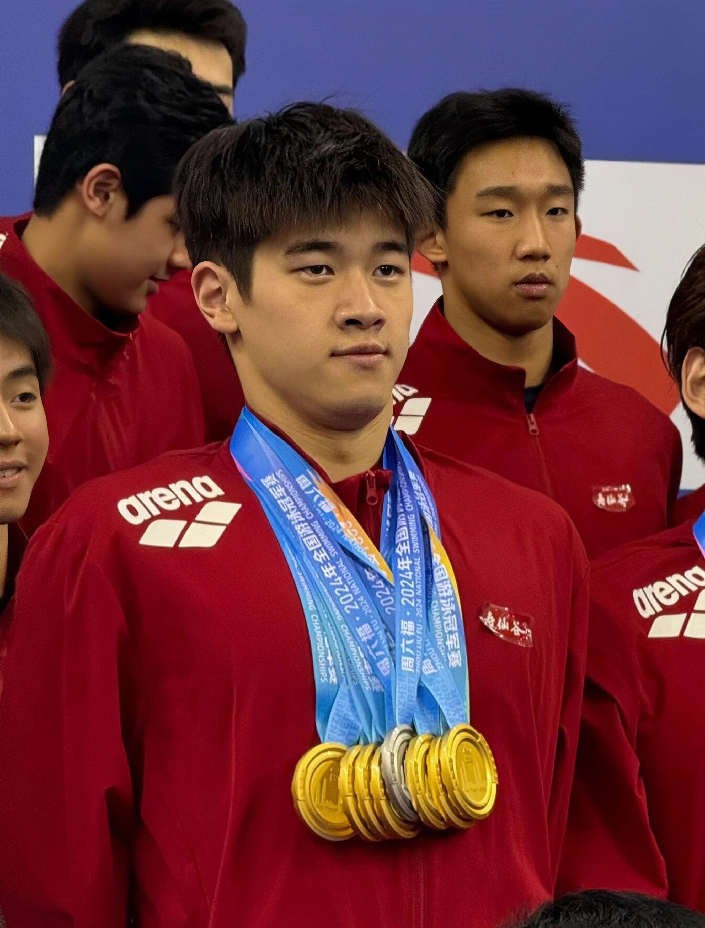 游泳冠军在比赛中刷新记录夺得冠军