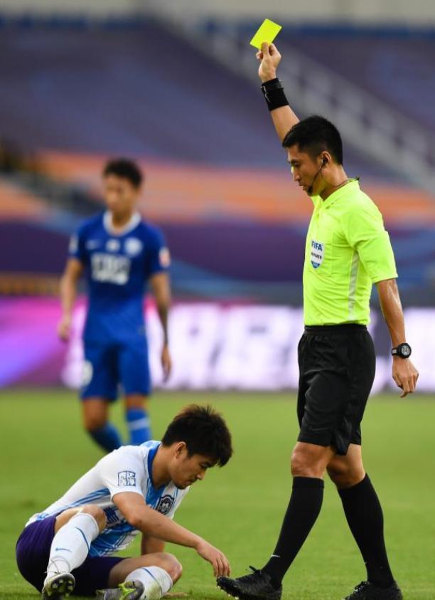 足球界争议赛事重播，裁判严苛判罚引发争议