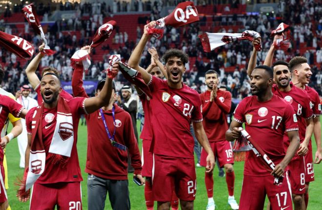 卡塔尔队在足球比赛中表现出色获胜