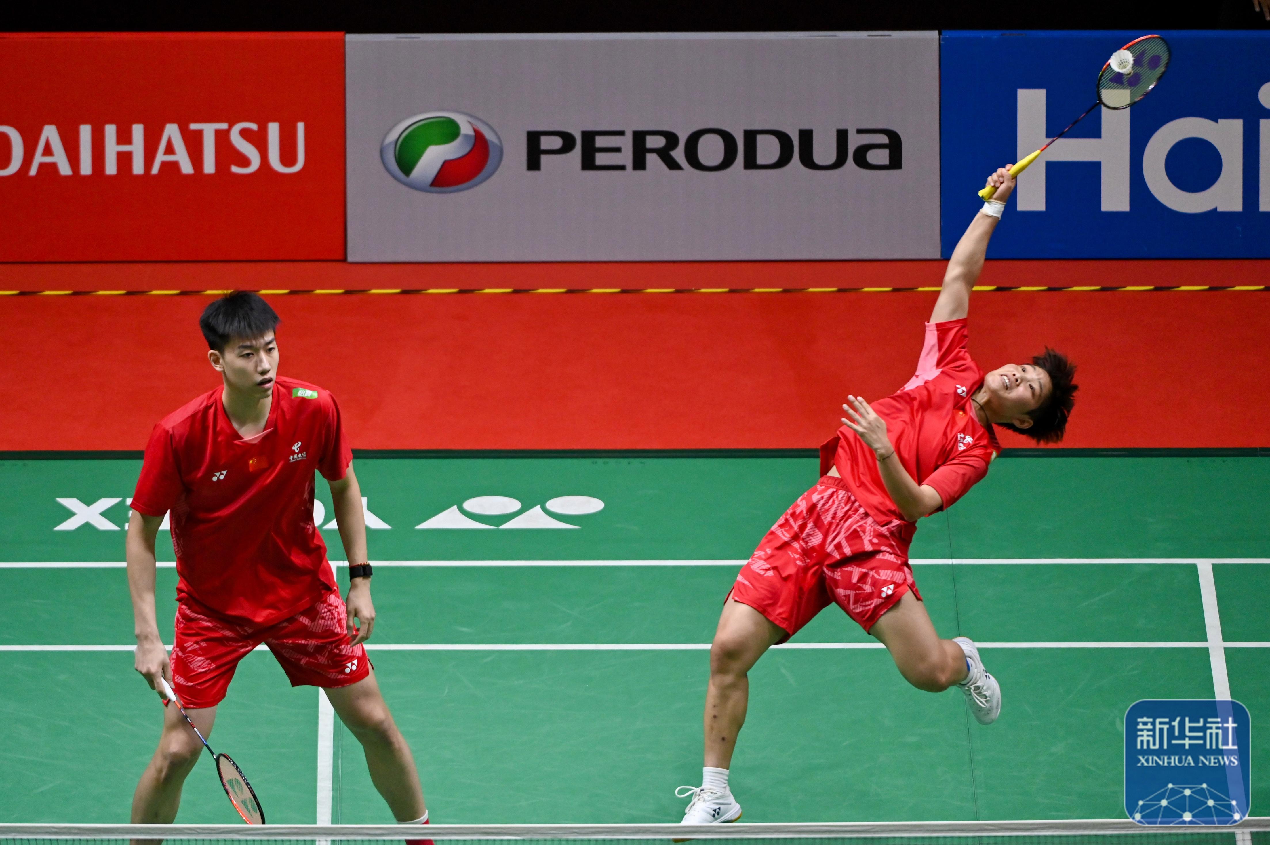 最新动态羽毛球选手激烈对决赢得胜利