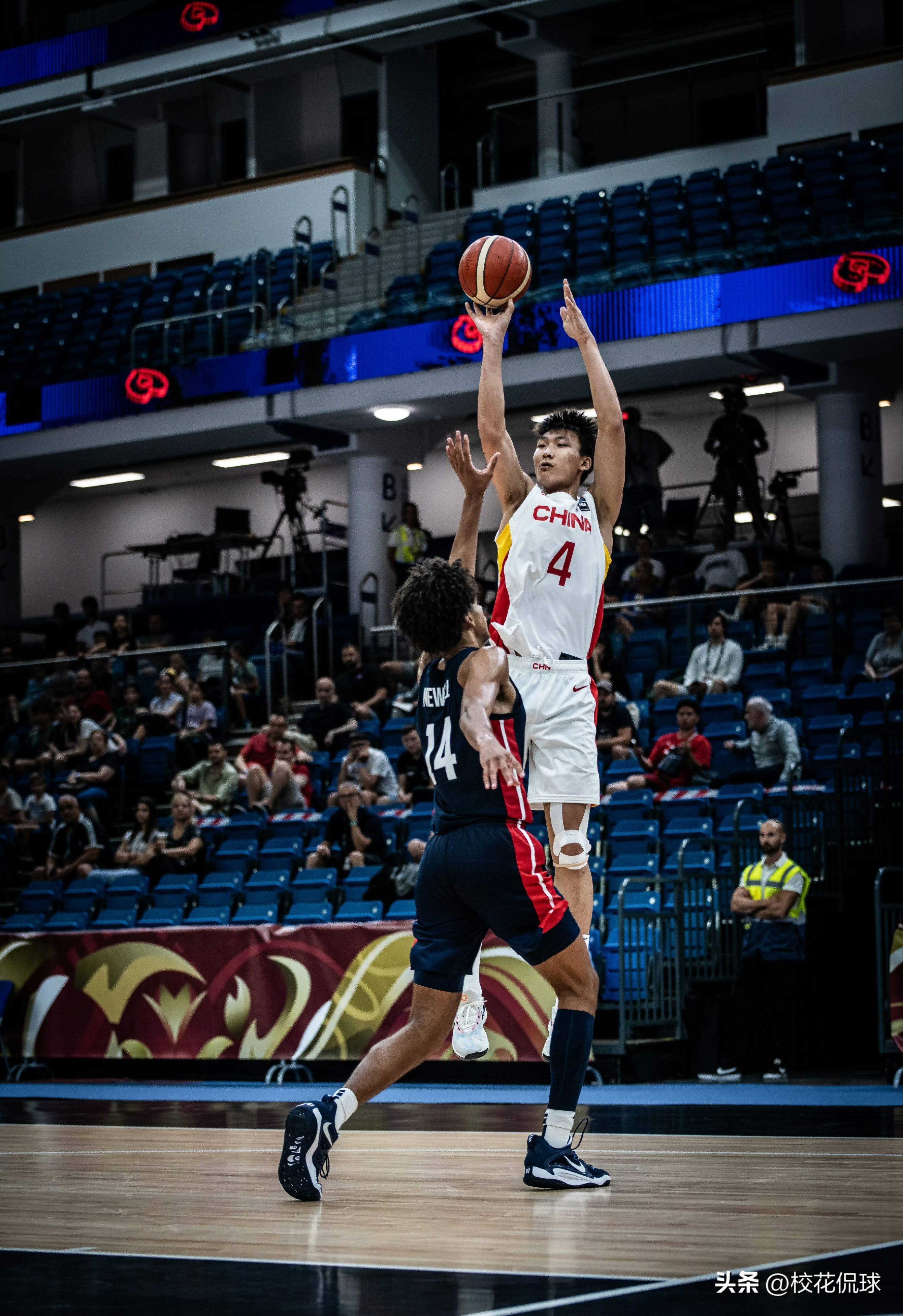 篮球新星进入国家队首次正式比赛，备受瞩目