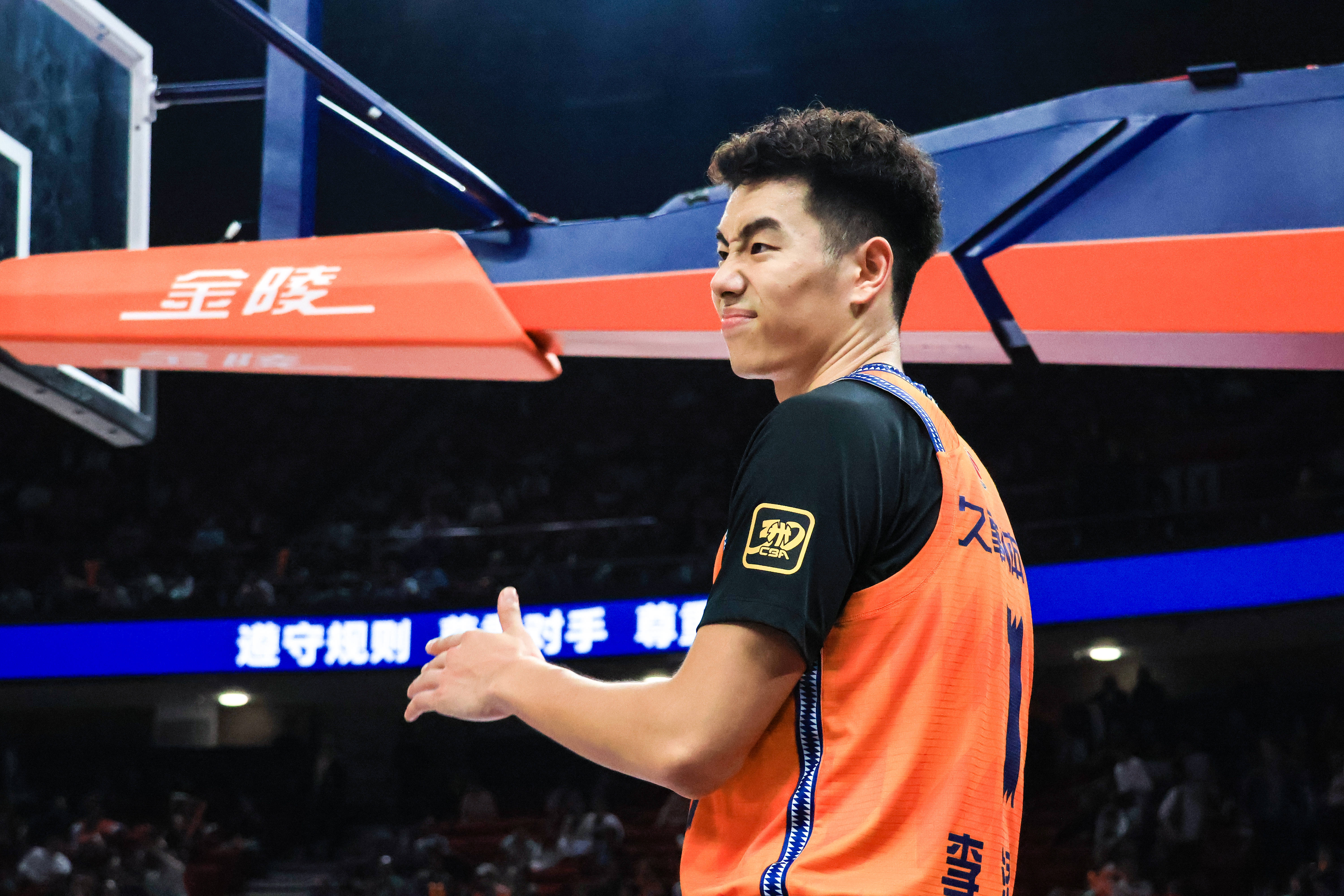 上海男篮发挥出色，登上领先位置