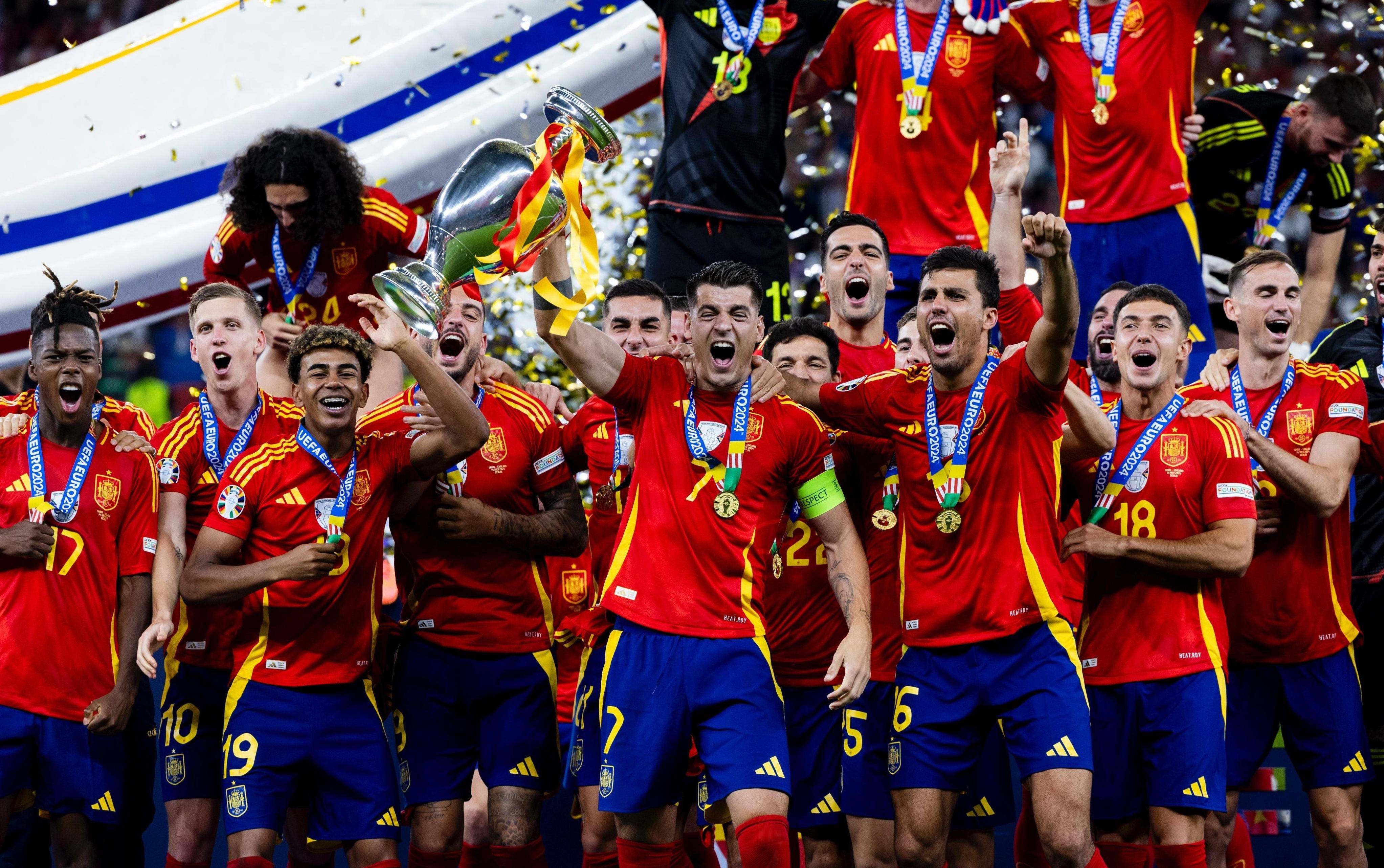 欧国联比赛精彩瞬间回顾，球迷热议纷纷