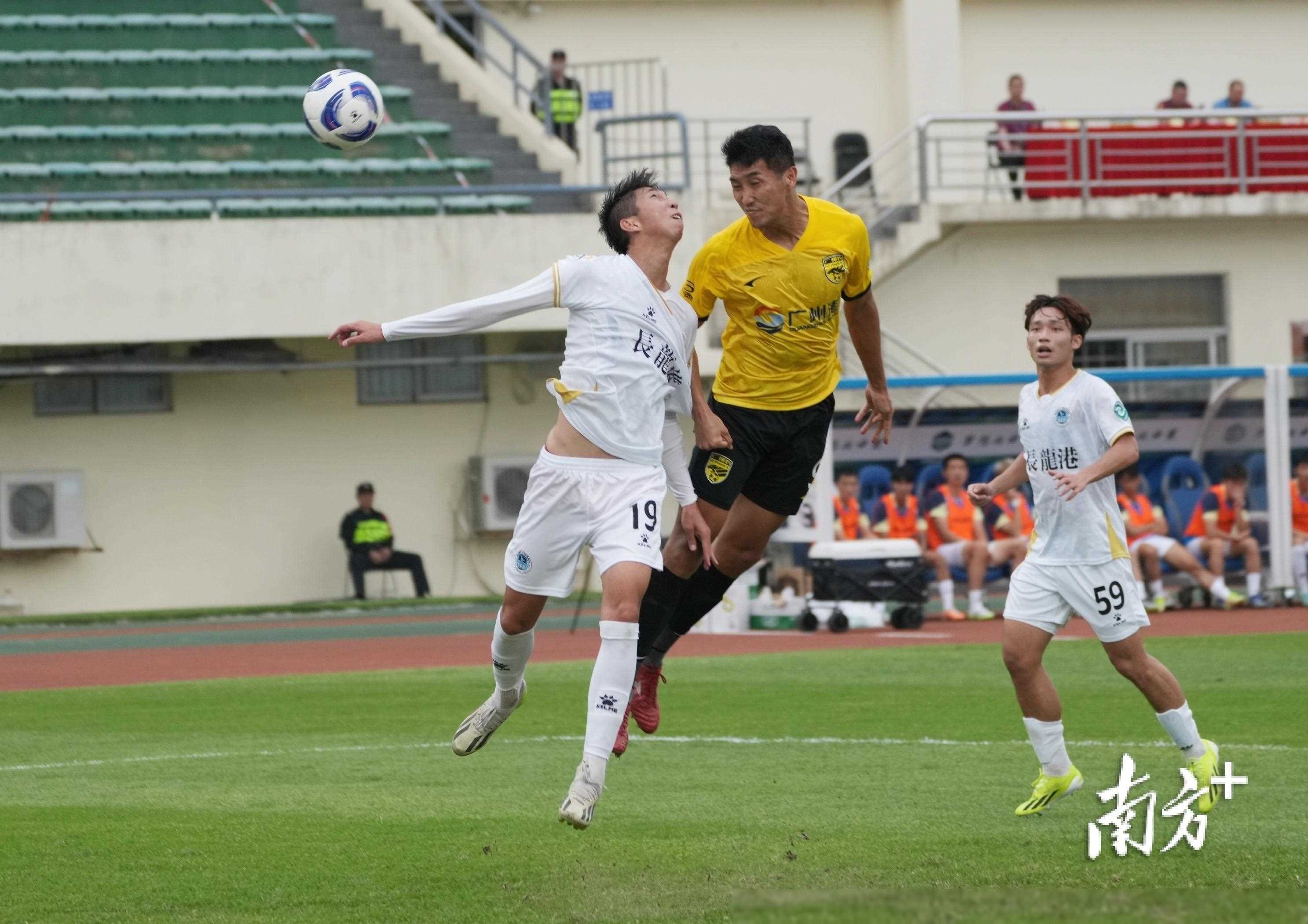 强队在比赛中展现了他们的超群实力和团队合作