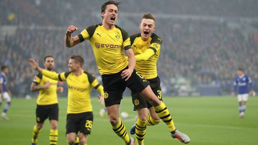 多特蒙德客场击败对手，稳居积分榜前列