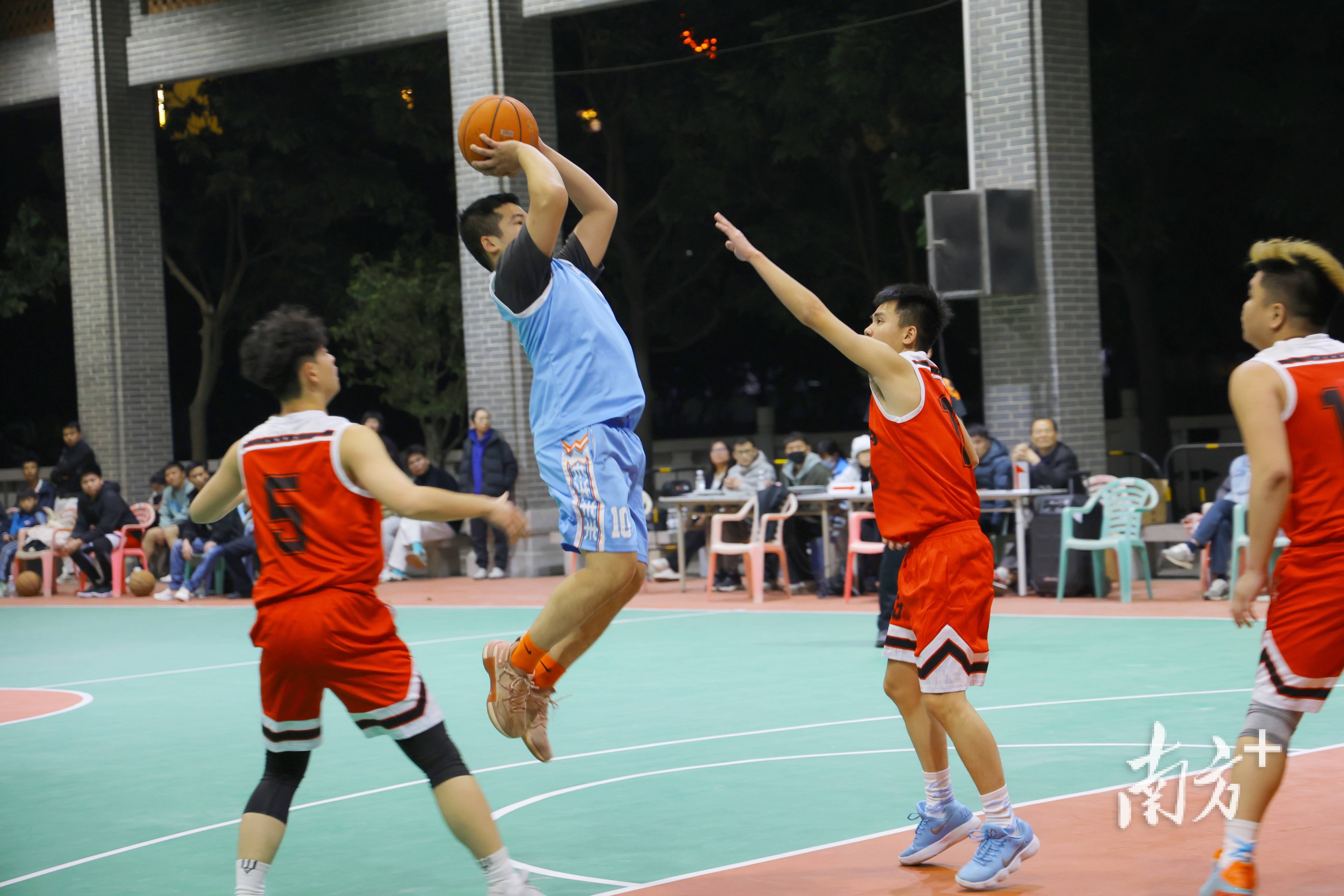 精彩国内篮球盛事赛场气氛热烈，球迷狂欢！