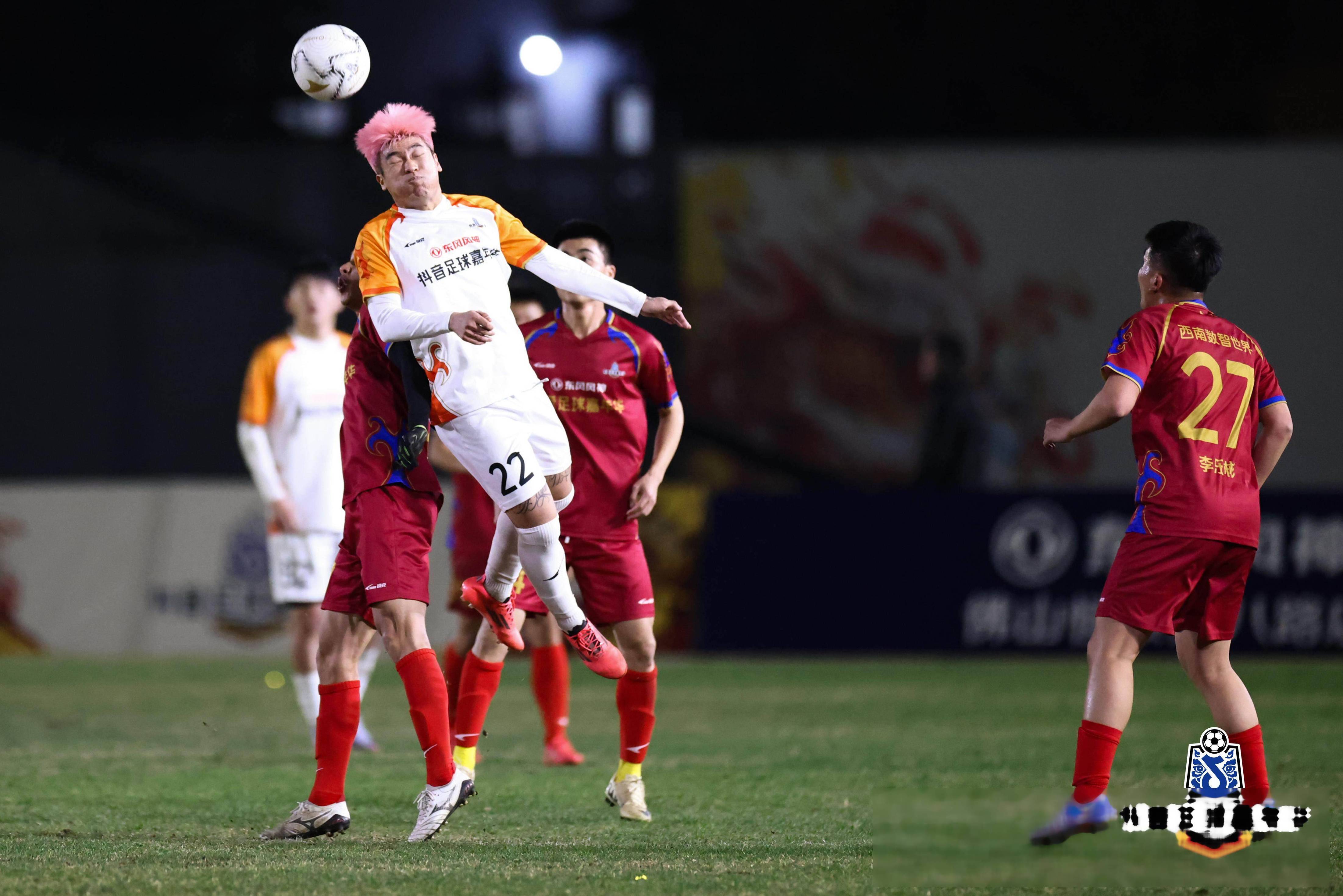 足球赛场上演精彩大战，观众目不转睛