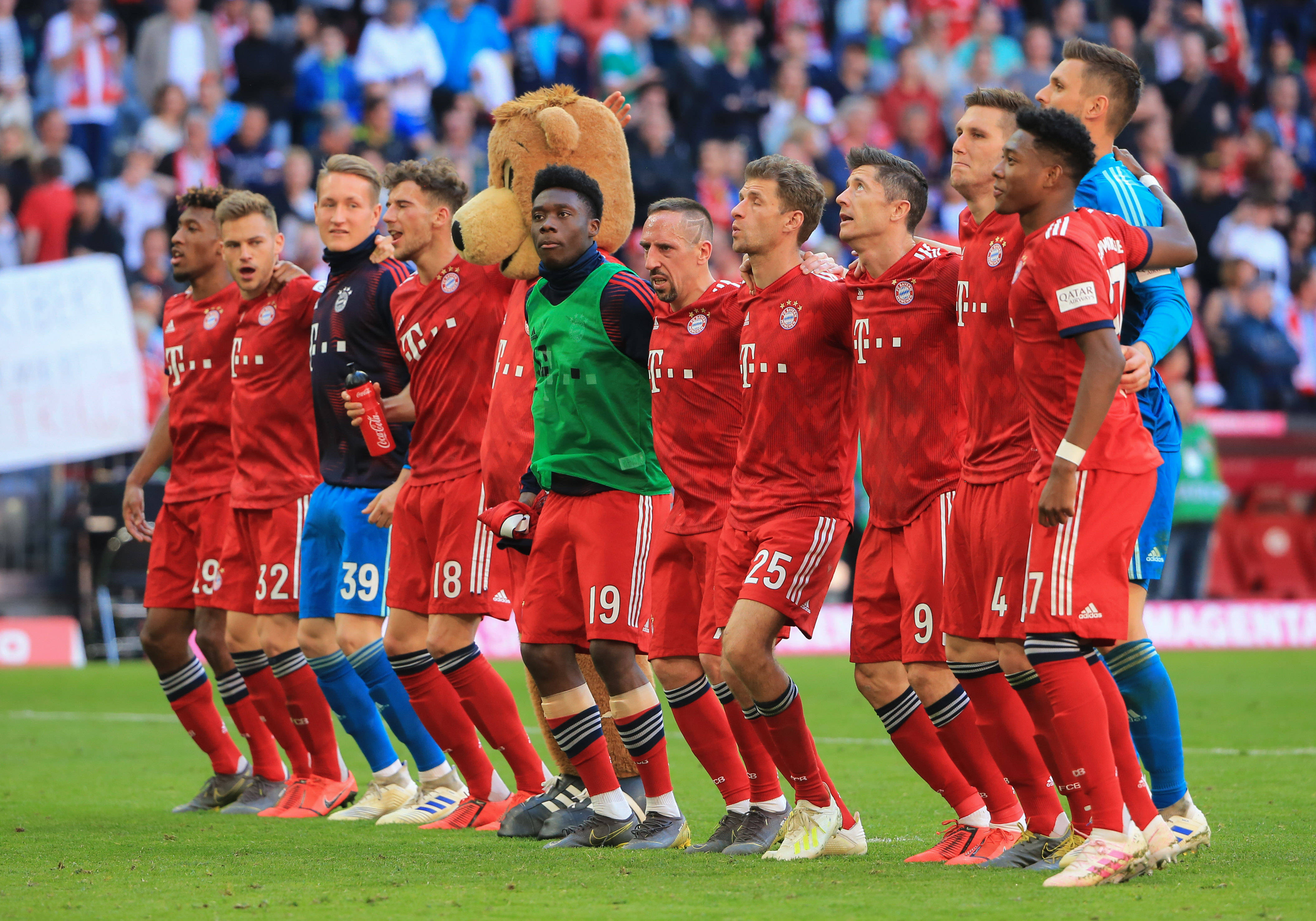 热刺中场球员控制比赛，全力助球队获胜