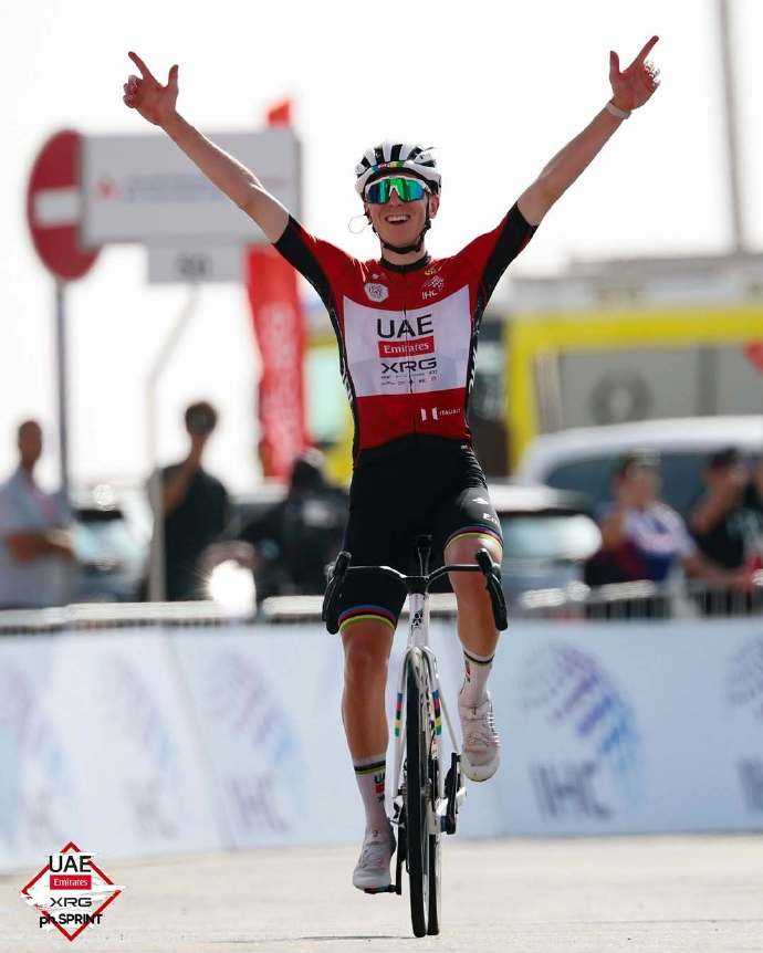 阿联酋选手勇夺一等奖，喜笑颜开