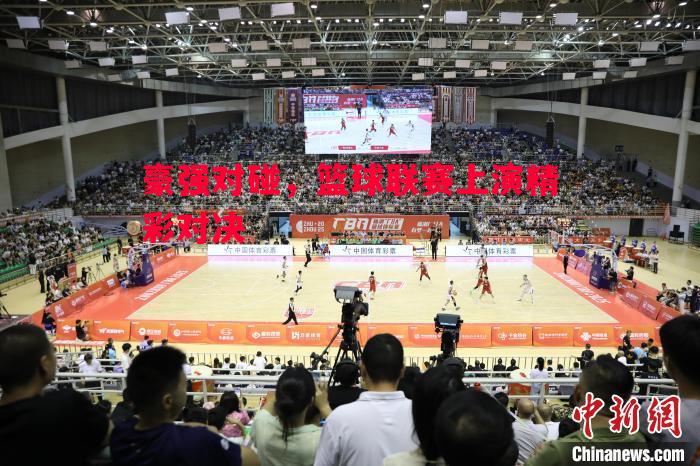 豪强对碰，篮球联赛上演精彩对决